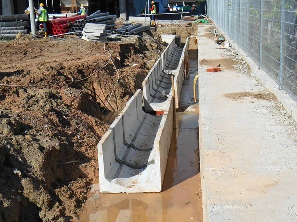 Монтаж лотков водоотводных бетонных