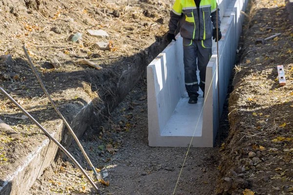 Установка лотков водоотводных бетонных